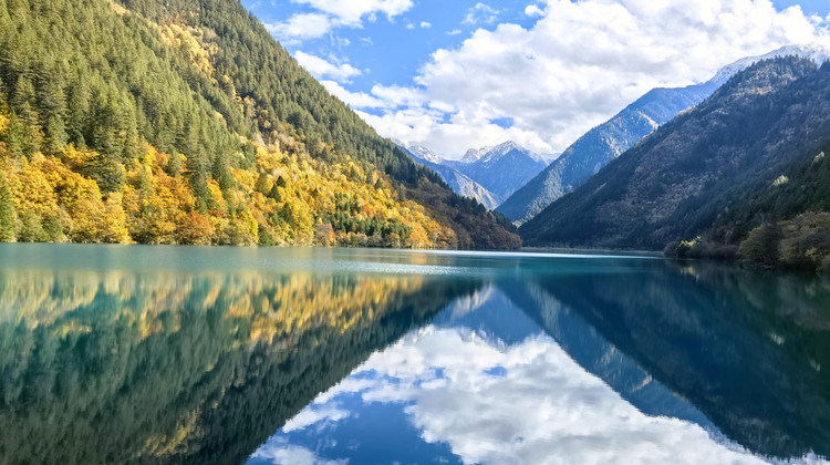 • Sichuan+Chongqing Twin Cities Experience,Jiuzhaigou+Huanglong National Scenic Area+Hongya Cave+Ciqikou,See Giant Pandas, Stay in 5-Diamond Hotel, 1 Day Free at Leisure