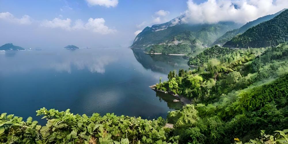 8-Day Sichuan & Chongqing Twin Cities Experience: Fairy Tale Jiuzhaigou, Spectacular Huanglong Terraces, Giant Pandas & Viral Cyberpunk Landscapes